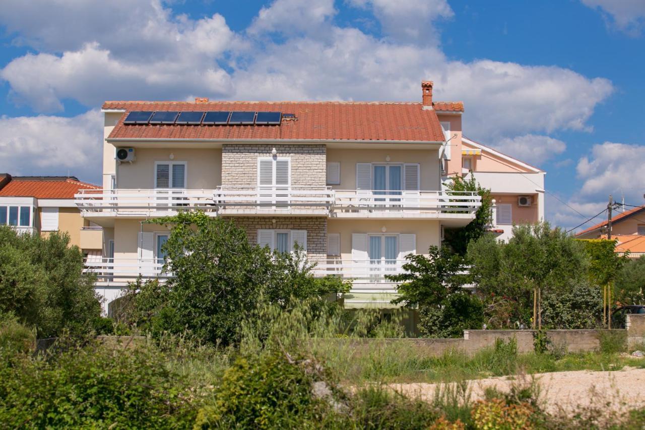 Bed and Breakfast F• R• I• E• N• D• S• Novalja Exterior foto