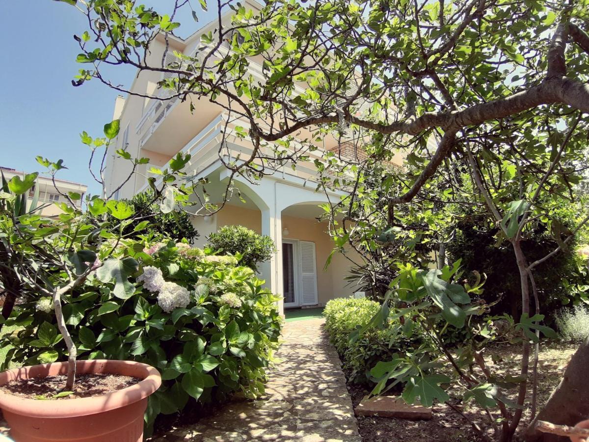 Bed and Breakfast F• R• I• E• N• D• S• Novalja Exterior foto