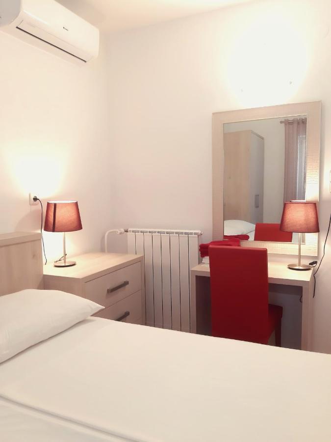 Bed and Breakfast F• R• I• E• N• D• S• Novalja Exterior foto