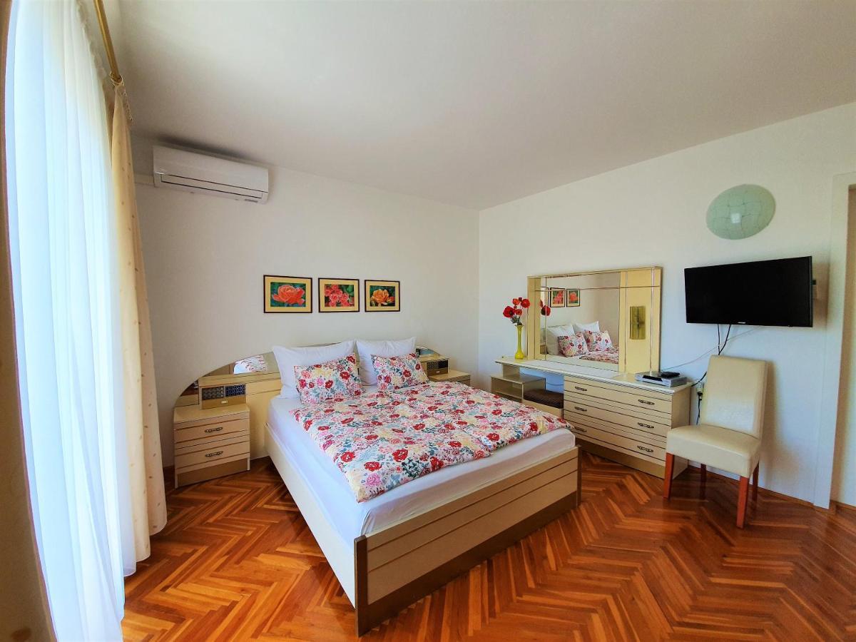 Bed and Breakfast F• R• I• E• N• D• S• Novalja Exterior foto